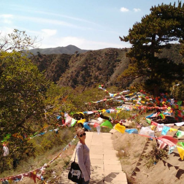 A környező dombokon kifeszített tibeti imazászlókat lenget a szél.
